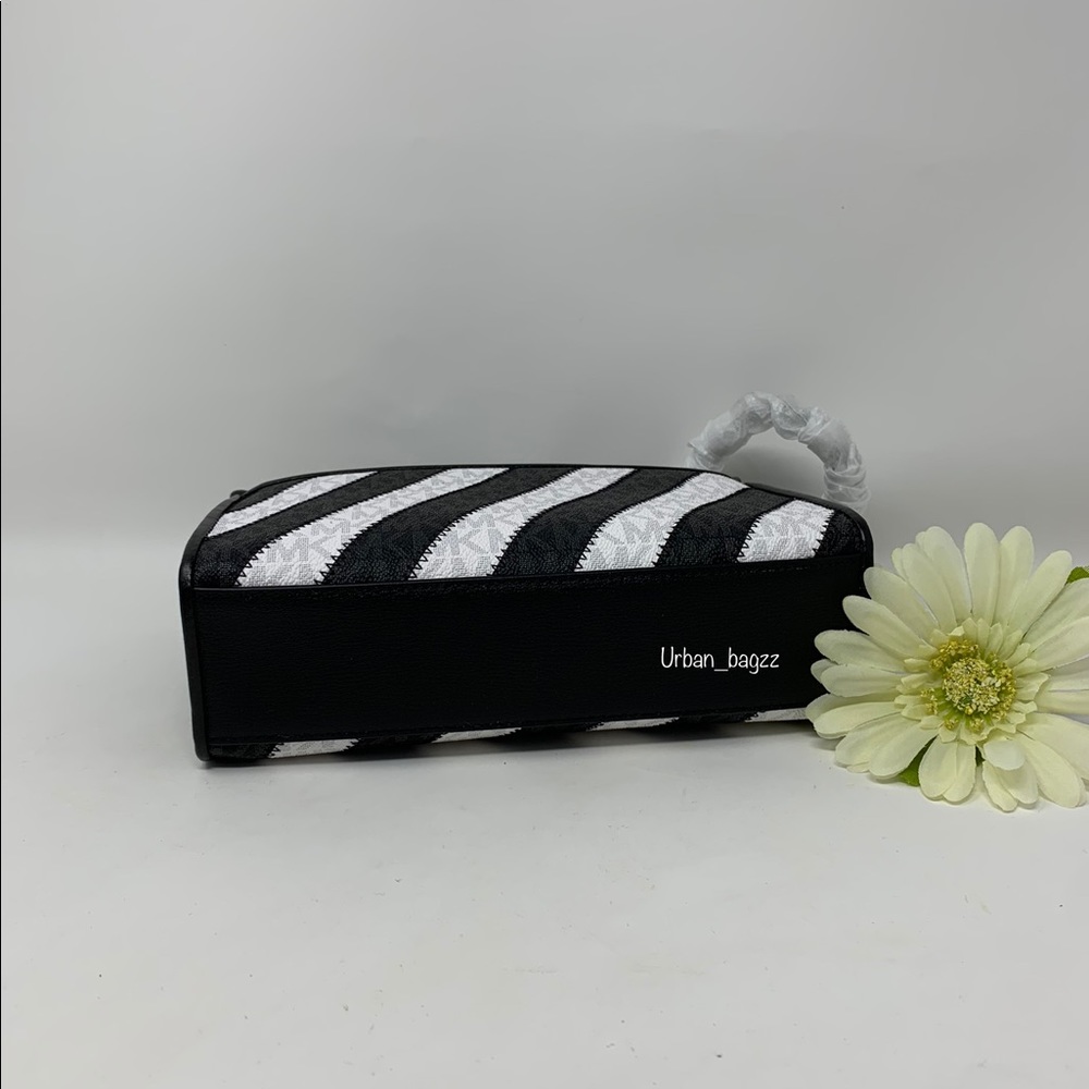 Michael Kors Rose Medium Flap Shoulder Bag - Picture 6 of 9